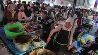 Pedagang melayani pembeli di pasar takjil Ramadhan di kawasan Jalan AIS Nasution, Palangka Raya, Kalimantan Tengah, Kamis (23/3/2023). Pasar takjil yang diikuti ratusan pedagang UMKM tersebut digelar Pemkot Palangka Raya untuk memeriahkan bulan suci Ramadhan 1444 H sekaligus mempermudah warga setempat mendapatkan aneka menu makanan dan minuman untuk berbuka puasa. ANTARA FOTO/Makna Zaezar
