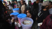 Sejumlah warga berbelanja takjil atau menu berbuka puasa pada pembukaan gelaran Pasar Ramadhan di Palu, Sulawesi Tengah, Kamis (23/3/2023). Pasar Ramadhan yang digelar oleh Pemerintah Kota Palu dan menyediakan berbagai menu makanan dan minuman tersebut dipadati oleh warga yang datang untuk berbelanja menu berbuka puasa. ANTARA FOTO/Mohamad Hamzah