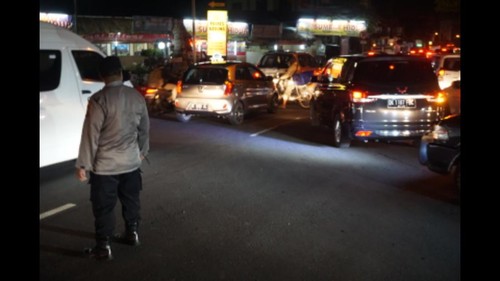 Kepadatan kendaraan terjadi di simpang Polres Badung, Kamis (23/3/2023). (IST)