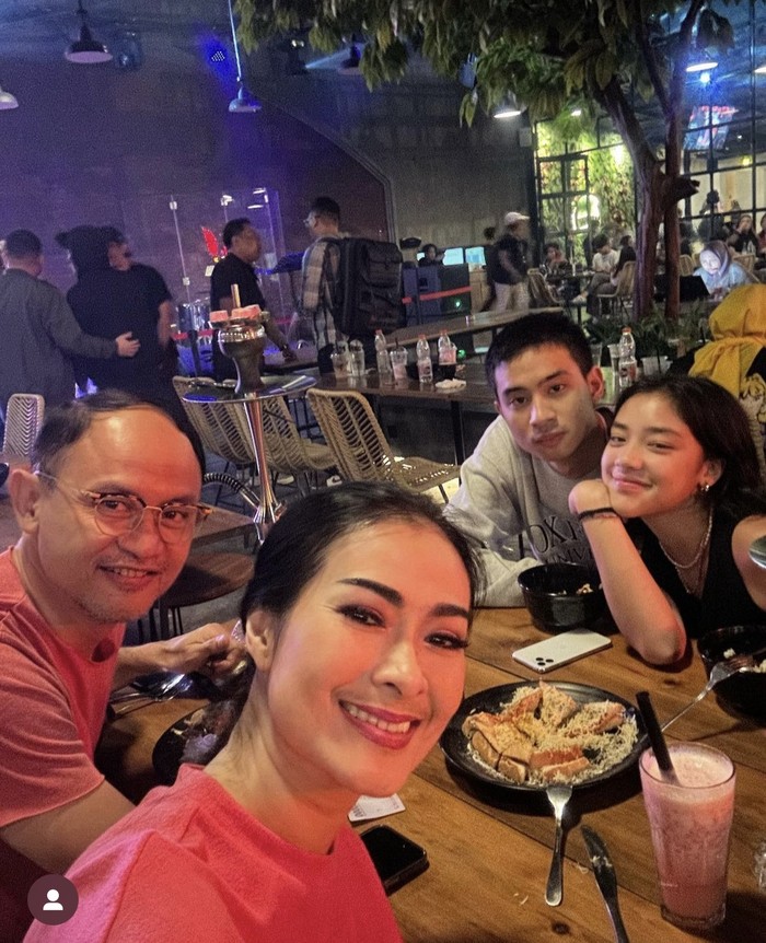 Keseruan Iis Dahlia Saat Makan Bareng Keluarga dan Lesti Kejora