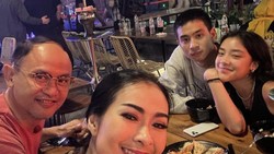 Keseruan Iis Dahlia Saat Makan Bareng Keluarga dan Lesti Kejora
