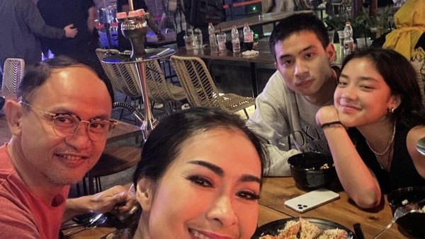 Keseruan Iis Dahlia Saat Makan Bareng Keluarga dan Lesti Kejora