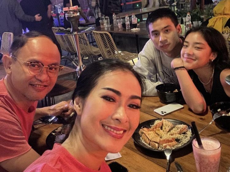 Keseruan Iis Dahlia Saat Makan Bareng Keluarga dan Lesti Kejora