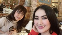 Saat Iis Dahlia di Paris, ia dan putrinya menikmati makan siang bersama di restoran mewah di sana. Foto: Instagram @isdadahlia