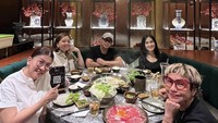 Tak hanya kulineran bersama keluarga, ibu dua anak ini juga sering makan bersama teman. Salah satunya saat mereka hendak makan shabu-shabu ini. Foto: Instagram @isdadahlia