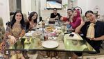 Keseruan Iis Dahlia Saat Makan Bareng Keluarga dan Lesti Kejora
