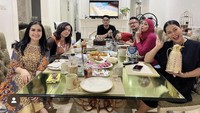 Kalau ini momen saat Iis Dahlia dan beberapa teman artis lain sedang berkumpul untuk makan-makan. Meski di rumah saja, tapi makanannya komplet ya? Foto: Instagram @isdadahlia