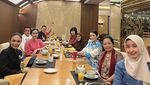 Keseruan Iis Dahlia Saat Makan Bareng Keluarga dan Lesti Kejora