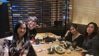 Kali ini Iis Dahlia sedang makan malam bersama Prilly Latuconsina. Keduanya terlihat berada di restoran Jepang. Foto: Instagram @isdadahlia