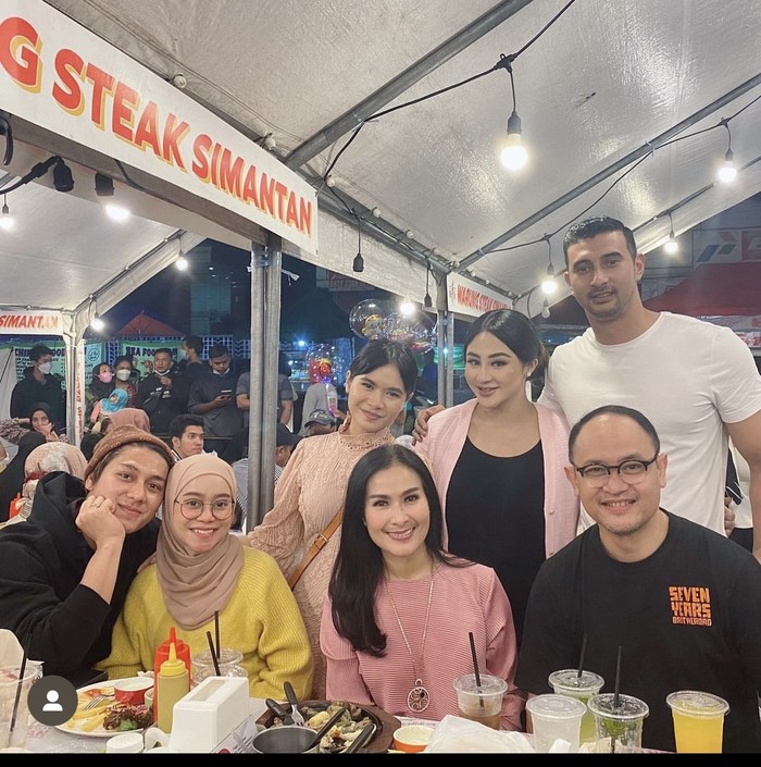 Keseruan Iis Dahlia Saat Makan Bareng Keluarga dan Lesti Kejora
