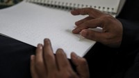Mereka belajar dan membaca Al-Qur’an dengan huruf braille, setiap hari di Bulan Ramadan, sambil menunggu waktu berbuka puasa.