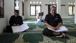 Khusyuknya Para Tunanetra Mengaji di Bulan Suci
