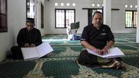 Sejumlah pria tunanetra membaca Al-Quran Braille di sebuah masjid di Tangerang Selatan, Banten, Kamis (23/3/2023).