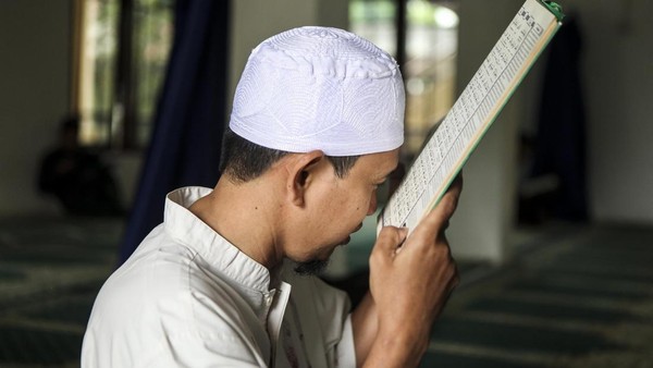 Khusyuknya Para Tunanetra Mengaji di Bulan Suci