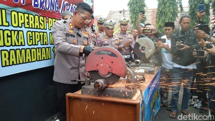 Knalpot bising dipotong di Mapolres Majalengka, Kamis (23/3/2023).