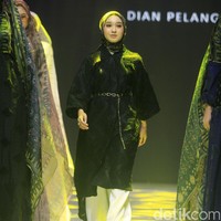 Desainer Dian pelangi di acara Muffest 2023, Jakarta, [9/3/2023]. Foto: Mohammad Abduh/Wolipop.