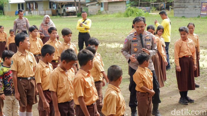 Kompol Irawan mengajar siswa SDN 008 Muara Samu di Desa Muara Andeh, Kabupaten Paser, Kalimantan Timur (Kaltim).