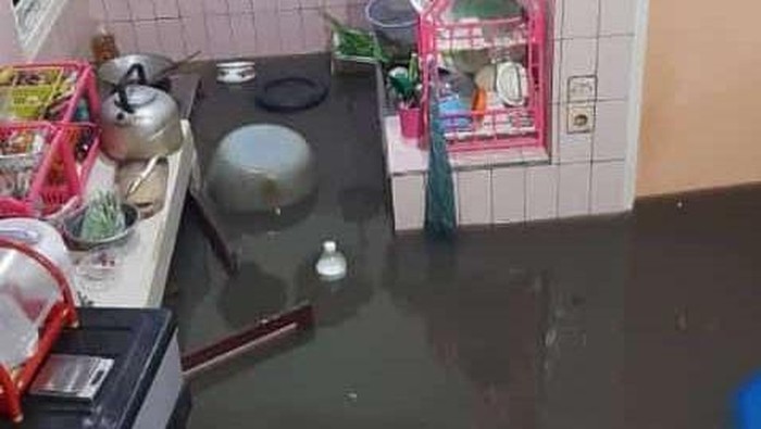 Kondisi banjir di komplek Cingcin Permata Indah (CPI), Kecamatan Soreang Kabupaten Bandung yang banjir sejak sebelum sahur.