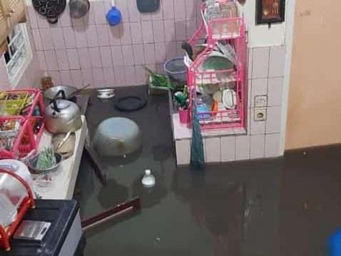 Kondisi banjir di komplek Cingcin Permata Indah (CPI), Kecamatan Soreang Kabupaten Bandung yang banjir sejak sebelum sahur.