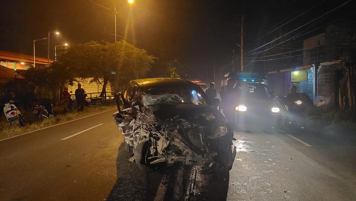 Kondisi mobil yang terlibat kecelakaan beruntun di Mojokerto