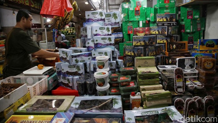 Kurma, Buah Primadona Saat Ramadan Kurma, umat Islam pasti mengenal buah yang satu ini. Buah yang menjadi makanan Nabi Muhammad ini jadi primadona saat bulan Ramadan.