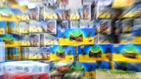 Jenis kurma sendiri beragam dengan harga yang bervariasi Rp 35.000-Rp 100.000 per bungkus.