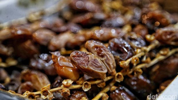 Kurma, umat Islam pasti mengenal buah yang satu ini. Buah yang menjadi makanan Nabi Muhammad ini jadi primadona saat bulan Ramadan.