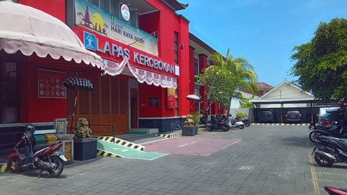 Satu dari 916 warga binaan di Lapas Kerobokan bebas setelah mendapatkan remisi Nyepi. Ia mendapat pengurangan masa hukuman 15-60 hari.