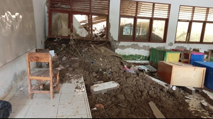 Longsor menerjang sekolah di Toraja Utara, Sulsel.