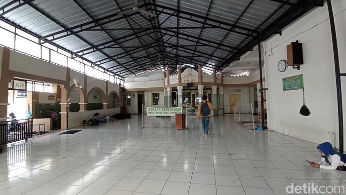 Masjid Haji Bakri, demikian nama masjid yang berada di dalam gang itu dikenal oleh masyarakat. Lokasinya berada di Kelurahan Yudanagara, Kecamatan Cihideung, Kota Tasikmalaya.