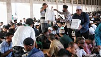 Perlu diketahui menu buka puasa yang dibagikan panitia adalah nasi rendang. Para jemaah tampak antusias menyantap makanan yang disajikan.