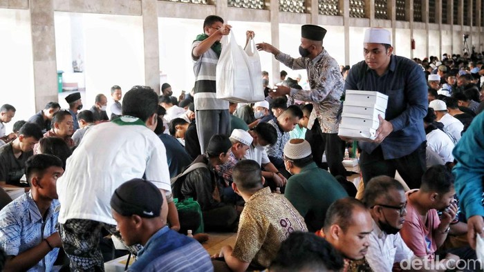 Masjid Istiqlal Bagikan 2.000 Kotak Makanan untuk Buka Puasa, Begini Suasananya Ribuan warga menikmati buka puasa bersama di Masjid Istiqlal, Jakarta Pusat, Kamis (23/3/2023).Β Pengelola Masjid Istiqlal menyediakan sebanyak 2.000 porsi makanan berbuka puasa tiap Senin-Kamis dan 3.000 porsi pada akhir pekan.