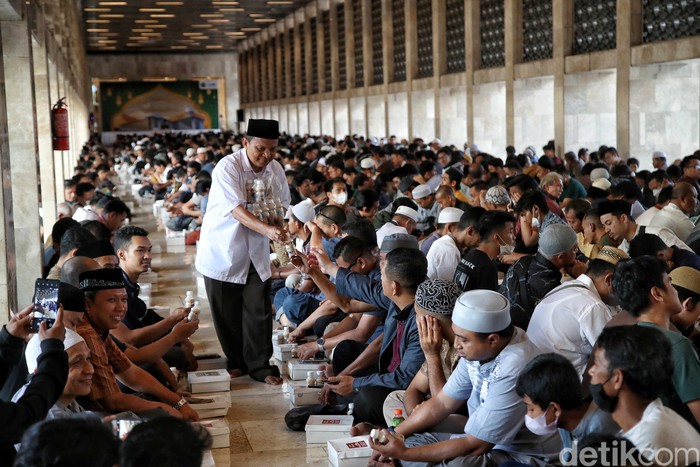 Ribuan warga menikmati buka puasa bersama di Masjid Istiqlal, Jakarta Pusat, Kamis (23/3/2023). Pengelola Masjid Istiqlal menyediakan sebanyak 2.000 porsi makanan berbuka puasa tiap Senin-Kamis dan 3.000 porsi pada akhir pekan.