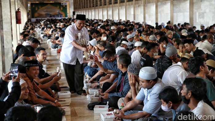 Ribuan warga menikmati buka puasa bersama di Masjid Istiqlal, Jakarta Pusat, Kamis (23/3/2023). Pengelola Masjid Istiqlal menyediakan sebanyak 2.000 porsi makanan berbuka puasa tiap Senin-Kamis dan 3.000 porsi pada akhir pekan.