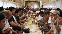 Saat ini pihak Istiqlal tidak melakukan pembatasan terhadap jumlah pengunjung masjid. Masyarakat dipersilakan untuk datang, pun demikian dalam pelaksanaan Salat Tarawih.