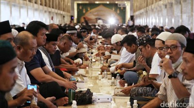 Ribuan Orang Ikut Buka Bersama di Masjid Istiqlal, Begini Suasananya