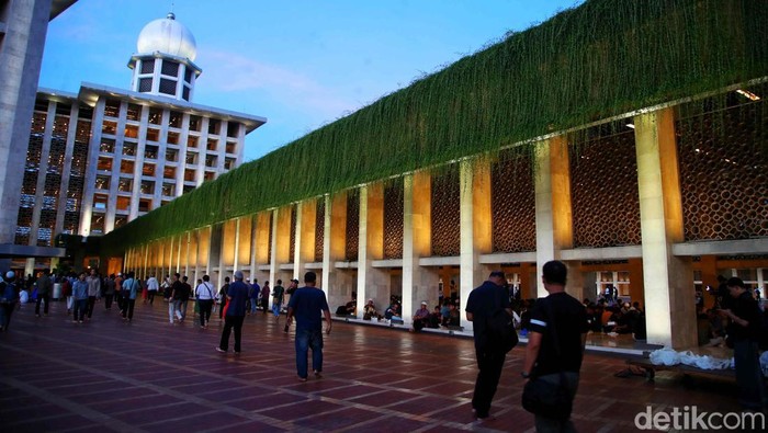 Ribuan warga menikmati buka puasa bersama di Masjid Istiqlal, Jakarta Pusat, Kamis (23/3/2023). Pengelola Masjid Istiqlal menyediakan sebanyak 2.000 porsi makanan berbuka puasa tiap Senin-Kamis dan 3.000 porsi pada akhir pekan.