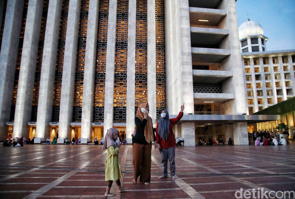Ribuan warga menikmati buka puasa bersama di Masjid Istiqlal, Jakarta Pusat, Kamis (23/3/2023). Pengelola Masjid Istiqlal menyediakan sebanyak 2.000 porsi makanan berbuka puasa tiap Senin-Kamis dan 3.000 porsi pada akhir pekan.