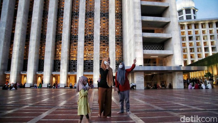 Ribuan warga menikmati buka puasa bersama di Masjid Istiqlal, Jakarta Pusat, Kamis (23/3/2023). Pengelola Masjid Istiqlal menyediakan sebanyak 2.000 porsi makanan berbuka puasa tiap Senin-Kamis dan 3.000 porsi pada akhir pekan.