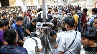 Iktikaf juga menjadi salah satu acara yang wajib ada di Masjid Istiqlal. Imam Besar Masjid Istiqlal, Nasaruddin Umar mengatakan iktikaf adalah salah satu ciri khas Masjid Istiqlal. Untuk mengikuti program iktikaf, calon peserta diharapkan untuk mendaftar, baik melalui pihak Masjid Istiqlal, ataupun secara daring melalui situs web resmi Masjid Istiqlal.