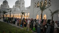 Saat Ramadan, panitia masjid menyiapkan 6.000 porsi takjil untuk buka puasa bersama. ANTARA FOTO/Mohammad Ayudha