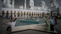 Sejumlah warga menunggu waktu berbuka puasa (ngabuburit) di Masjid Raya Sheikh Zayed, Solo, Jawa Tengah, Kamis (23/3/2023). ANTARA FOTO/Mohammad Ayudha