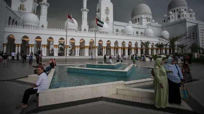 Masjid Sheikh Zayed Solo Jadi Primadona Saat Ramadan Sejumlah warga menunggu waktu berbuka puasa (ngabuburit) di Masjid Raya Sheikh Zayed, Solo, Jawa Tengah, Kamis (23/3/2023). Masjid Raya hadiah dari Presiden Uni Emirat Arab (UEA) Mohammed bin Zayed (MBZ) kepada Presiden Joko Widodo yang baru dibuka awal tahun 2023 tersebut ramai dikunjungi warga dan menjadi salah satu lokasi favorit untuk ngabuburit. ANTARA FOTO/Mohammad Ayudha/YU