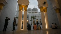 Masjid tersebut ramai dikunjungi warga. ANTARA FOTO/Mohammad Ayudha