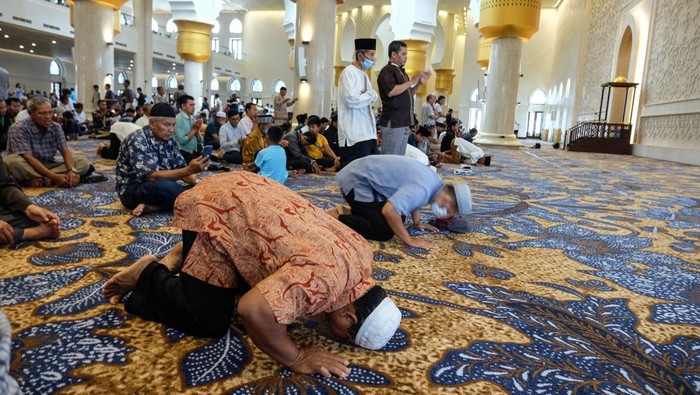 Warga melaksanakan shalat sunah di Masjid Raya Syeikh Zayed, Solo, Jawa Tengah, Rabu (22/3/2023). Masjid Raya hadiah dari Presiden Uni Emirat Arab (UEA) Mohammed bin Zayed (MBZ) kepada Presiden Joko Widodo tersebut akan dibuka untuk umum selama 24 jam pada bulan Ramadhan dan diisi dengan berbagai kegiatan keagamaan. ANTARA FOTO/Maulana Surya/tom.