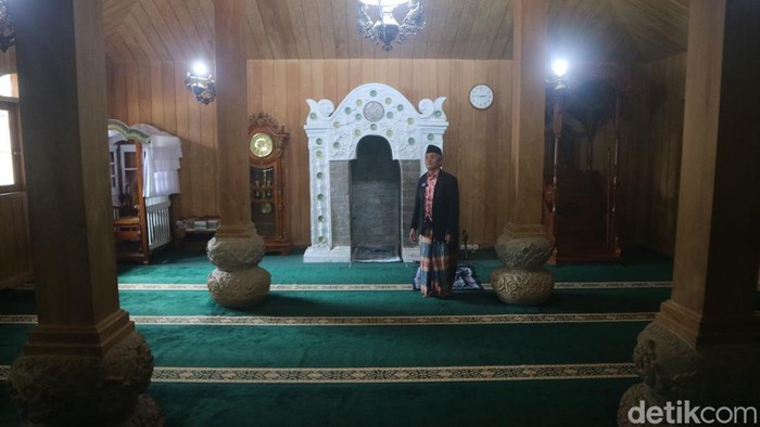 Masjid Sunan Muria di atas Pegunungan Muria, dan peziarah di makam Sunan Muria, Rabu (22/3/2023).