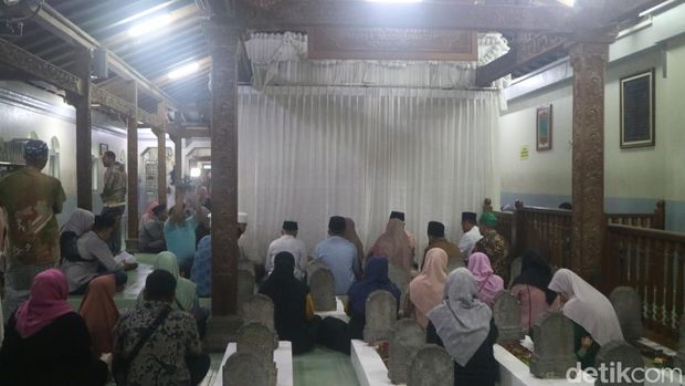 Masjid Sunan Muria di atas Pegunungan Muria, dan peziarah di makam Sunan Muria, Rabu (22/3/2023).