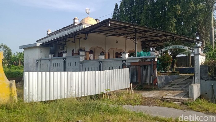 Masjid Nur Hidayah di Desa Kranggan, Kecamatan Polanharjo, Klaten masih berdiri diapit proyek tol.