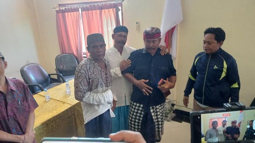 Ahmad Zaini dan Muhamad Rasyad minta maaf  saat mediasi di Mapolsek Gerokgak, Kamis (23/3/2023). (Made Wijaya Kusuma/detikBali)