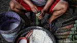 Melihat Proses Pembuatan Lemang, Makanan Khas Ramadan
